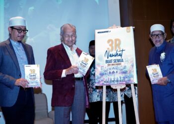 MAHATHIR Mohamad bersama Abdul Hadi Awang merasmikan buku 3R Nasihat Untuk Semua pada program Bicara Merdeka - Masa Depan Islam dan Melayu di Yayasan Kepimpinan Perdana Putrajaya. - UTUSAN/FAISOL MUSTAFA