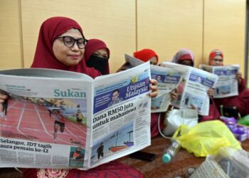 PARA perwakilan membaca laporan Utusan Malaysia semasa Perhimpunan Agung UMNO 2024 di Pusat Dagangan Dunia (WTC) Kuala Lumpur, semalam. - UTUSAN/SYAKIR RADIN