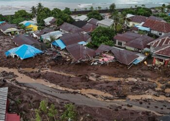 IMEJ dron menunjukkan beberapa rumah rosak berikutan banjir kilat di kampung Rua, Ternate, wilayah Maluku Utara, hari ini.- AGENSI