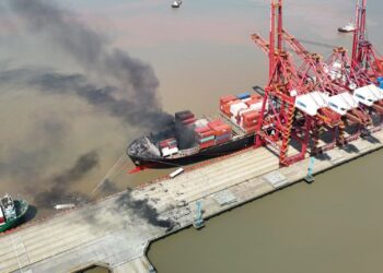 IMEJ dikongsi di media sosial China hari ini menunjukkan kesan letupan kontena perkapalan di atas kapal kargo di Pelabuhan Ningbo Zhoushan di wilayah Zheijiang, timur China.- AGENSI