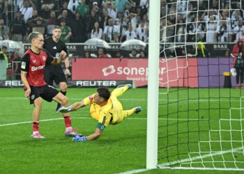 PEMAIN tengah Bayer Leverkusen, Florian Wirtz menjaringkan gol kemenangan untuk menewaskan Borussia Moenchengladbach 3-2 dalam aksi pertama Bundesliga di Moenchengladbach, semalam. - AFP