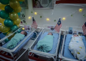 Enam bayi 'merdeka' dilahirkan di Hospital Putrajaya serentak hari ulang tahun kemerdekaan negara ke-67. - UTUSAN/FAIZ ALIF ZUBIR