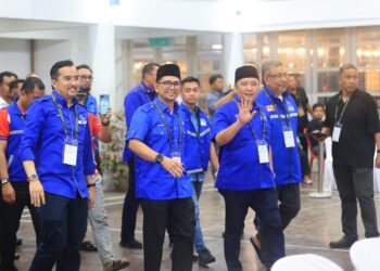 AHMAD Jazlan Yaakub (kanan) bersama Mohd. Azmawi Fikri Abdul Ghani (dua kiri) semasa tiba di pusat penjumlahan undi PRK Nenggiri, Gua Musang, Kelantan sebentar tadi-UTUSAN/KAMARUL BISMI KAMARUZAMAN.