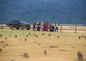 Antara waris menziarah kubur Kampung Mong Gajah yang timbul ketika Tasik Pedu di Padang Terap yang  kering akibat kemarau. – UTUSAN/SHAHIR NOORDIN