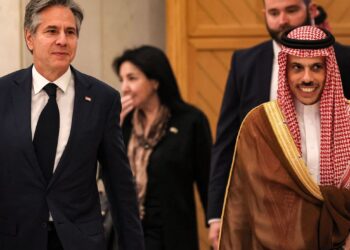 MENTERI Luar Arab Saudi, Faisal bin Farhan (kanan) mengiringi Setiausaha Negara AS, Antony Blinken ketika pertemuan dengan Menteri-Menteri GCC di Sekretariat GCC di Riyadh, 7 Jun 2023.- AGENSI