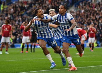 PENYERANG Brighton, Joao Pedro (kanan) meraikan kejayaannya meledak gol kemenangan bersama Giorginio Rutter ketika menewaskan Manchester United 2-1 dalam aksi liga di Stadium Falmer, hari ini. - AFP