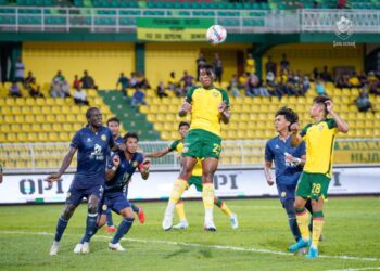 AKSI pemain KDA FC ketika menentang Negeri Sembilan FC di Stadium Darul Aman, kelmarin.-IHSAN KDA FC