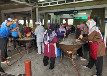 PENDUDUK bergotong-royong memasak bubur asyura di Masjid An-Nur, Saujana Utama, Sungai Buloh, Selangor pagi ini.