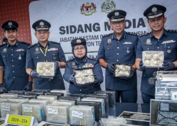 NORLELA Ismail menunjukkan barangan rampasan cubaan menyeludup sarang burung selepas sidang akhbar di Bangunan Pentadbiran AMC, KLIA. - UTUSAN/FAIZ ALIF ZUBIR