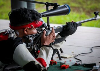 AKSI Hairiz Haiqal ketika beraksi dalam acara menembak 50 Meter Prone Rifle pada Sukma Sarawak 2024 di Lapang Sasar Sarawak, Petra Jaya, semalam.