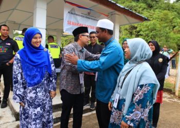 MOHD. Azmawi Fikri Abdul Ghani berpelukan dengan Mohd. Rizwadi Ismail semasa di Tabika Sri Bakawali, Bertam Lama, Gua Musang, Kelantan.-UTUSAN/KAMARUL BISMI KAMARUZAMAN.