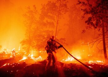 KEBAKARAN bermula di Shandin Hills merebak cepat ke kawasan kejiranan, mendorong arahan pemindahan.- AGENSI