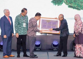 KETUA Setiausaha Kementerian Sumber Asli dan Kelestarian Alam Sekitar, Datuk Dr. Ching Too Kim (tengah), menerima cenderahati daripada Pengerusi Bursa Malaysia Bhd., Tan Sri Abdul Wahid Omar selepas merasmikan Malaysia Carbon Market Forum 2024, di Hotel EQ, di sini hari ini. - UTUSAN/SHIDDIEQIIN ZON