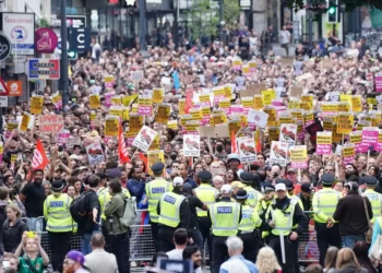 ORANG RAMAI berkumpul secara aman di seluruh UK sebagai tindak balas terhadap pihak perkauman. yang cuba mencetuskan kekacauan.-AGENSI