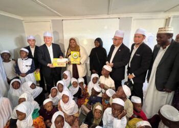 TUANKU Syed Faizuddin Putra Jamalullail (berdiri, empat dari kiri) berkenan merakamkan gambar bersama sewaktu mengadakan lawatan ke Madrasah Al-Hidayah di bandar Windhoek, Namibia bersempena Safar Ilmi MAIPs, baru-baru ini.-UTUSAN