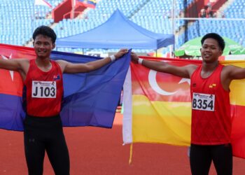 4 - Atlet Johor, Danish Iftikhar Muhammad Roslee (kiri) berjaya memenangi acara akhir 100 meter lelaki dengan catatan masa 10.53 saat menewaskan pencabar dari Selangor, Danish Irfan Tamrin yang memenangi tempat kedua dengan tambahan masa 0.07 saat dalam Sukan Malaysia (SUKMA) ke-21 2024 di Stadium Sarawak, Petra Jaya di sini, hari ini. Gambar; MUHAMAD IQBAL