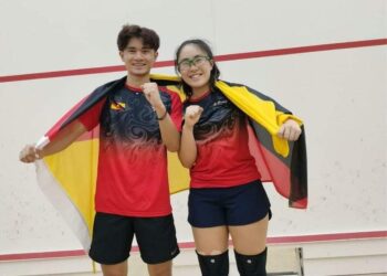 NATHALIE bersama Harith Danial meraikan kejayaan mereka meraih emas dalam acara beregu campuran skuasy Sukma Sarawak 2024.