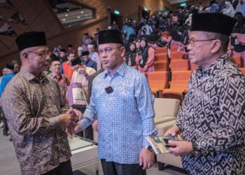 MOHD. Na'im Mokhtar beramah mesra selepas merasmikan Konvensyen Transformasi Tanah Perkuburan Islam dan Pengurusan Jenazah Tahun 2024 di Kompleks Islam, Putrajaya. -UTUSAN/FAIZ ALIF ZUBIR