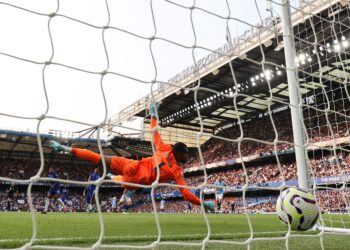 PEMAIN Manchester City, Mateo Kovacic menewaskan penjaga gol Chelsea, Robert Sanchez untuk meledak gol kedua ketika membantu The Citizens melakar kemenangan 2-0 dalam aksi pertama liga di Stamford Bridge, hari ini. - AFP