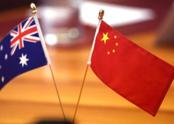 BENDERA China dan Australia dipamerkan di atas meja ketika Menteri Luar, Wang Yi dan pembangkang Australia, Peter Dutton mengadakan mesyuarat di Bangunan Parlimen di Canberra, pada 20 Mac 2024.- AFP