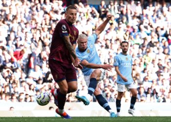 PENYERANG Manchester City, Erling Haaland meledak hatrik ketika menewaskan Ipswich Town 4-1 dalam aksi liga di laman sendiri, hari ini. - AFP