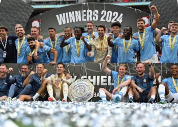 PEMAIN Manchester City menjuarai Perisai Komuniti selepas menewaskan Manchester United di Stadium Wembley, hari ini. - AFP