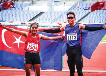 UMAR Osman (kanan) dan S. Geetha meraih emas acara 800 meter lelaki dan wanita Sukma 2024.