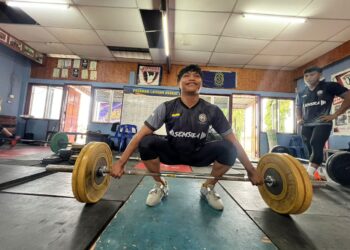 MESKIPUN hanya berlatih di pusat latihan di dalam sebuah bilik darjah di SMK Syed Sirajuddin, namun Muhammad Hafizuddin Roslin,20, berjaya mencetuskan sensasi memecahkan sebanyak lapan kali rekod kebangsaan acara angkat berat kategori 81 kilogram pada temasya Sukma Sarawak baru-baru ini.-UTUSAN/MOHD. HAFIZ ABD. MUTALIB