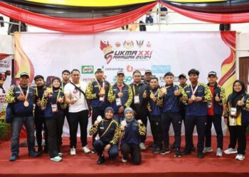 MOHD. Shukri Ramli (tujuh dari kiri) bergambar bersama atlet Perlis sewaktu temasya Sukan Malaysia (Sukma) 2024 di Sarawak, baru-baru ini. -UTUSAN