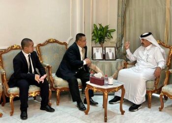 TUANKU Syed Faizuddin Putra Jamalullail (dua dari kiri) berkenan mengadakan pertemuan dengan wakil Qatar Chamber (QC) di Doha, Qatar, baru-baru ini. -UTUSAN