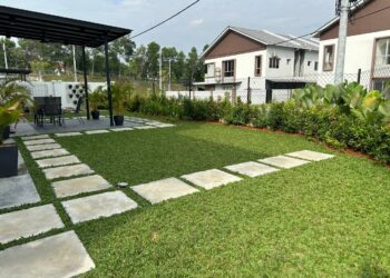 Penggunaan rumput mutiara (Pearl Grass) pada hampir keseluruan laman memberikan efek kehijauan kawasan.