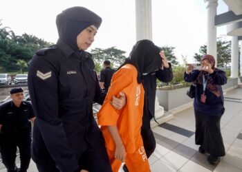 REMAJA perempuan berusia 14 tahun yang disyaki menceroboh dan menyamar sebagai doktor dibawa ke Mahkamah Majistret, Sepang. - UTUSAN/FAISOL MUSTAFA