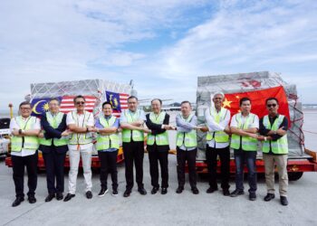 ANTHONY Loke (tengah) bersama Arthur Joseph Kurup (empat kiri) ketika gimik pelancaran pengeksportan pertama durian segar Malaysia ke China di Kargo Terminal KLIA, Sepang, Selangor. - UTUSAN/FAISOL MUSTAFA