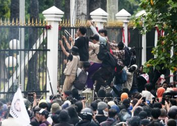 PENUNJUK perasaan memanjat pagar di Parlimen di Jakarta, Indonesia semalam.- AGENSI