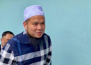 EBIT Lew semasa menghadiri perbicaraan kes gangguan seksual di Mahkamah Majistret Tenom, Sabah, hari ini.