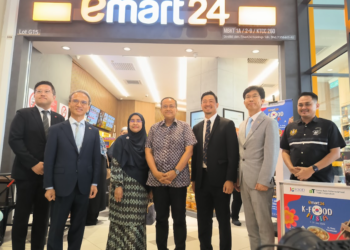 VUITTON Pang (tiga dari kanan), bersama  Menteri Besar Terengganu,Datuk Seri Dr Ahmad Samsuri Mokhtar (empat dari kiri) semasa lawatan ke emart24 di KTCC Mall sempena Festival K-Culture.