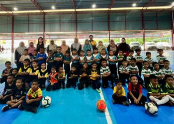 PARA pemain dan guru bergambar sempena Karnival Sukan Pra Sekolah Peringkat Pusat Kegiatan Pelajar (PKP) kawasan Arau di R7 Futsal Centre, Arau, Perlis semalam.-UTUSAN/MOHD. HAFIZ ABD. MUTALIB