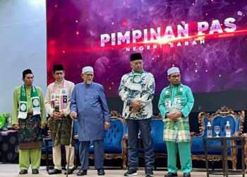 ABDUL Hadi Awang (tengah) bersama Pengerusi Muafakat Nasional (MN), Tan Sri Annuar Musa (dua kanan) dan Pesuruhjaya Pas Sabah, Dr Aliakbar Gulasan (dua kiri) semasa Konvensyen Pas Sabah di Hotel Raia, Kota Kinabalu semalam.