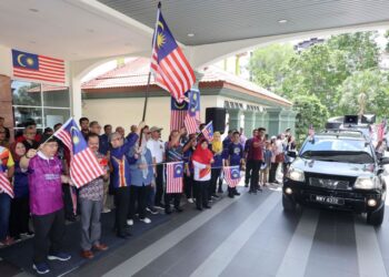 FAHMI Fadzil (depan, tiga dari kiri) melepaskan Konvoi Kembara Merdeka Jalur Gemilang 2024 
peringkat Wilayah Persekutuan dan Putrajaya di Pusat Komuniti Lembah Pantai, Kuala Lumpur, semalam. 
– MINGGUAN/AMIR KHALID