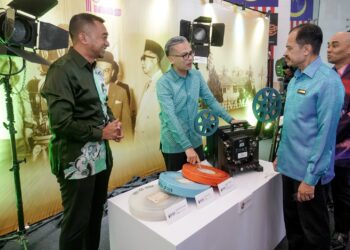 FAHMI Fadzil melawat pameran FINAS pada Majlis Perhimpunan Bulanan Kementerian Komunikasi di Putrajaya. - UTUSAN/FAISOL MUSTAFA