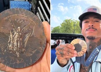 ATLET papan selaju Amerika Syarikat (AS), Nyjah Huston menunjukkan pingat gangsa yang dimenanginya di Olimpik Paris telah mengalami kerosakan. - Ihsan Instagram Nyjah Huston