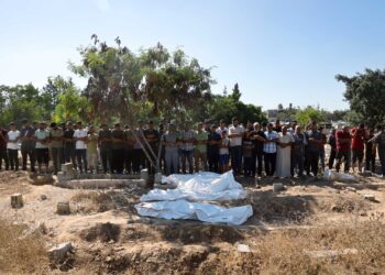 Penduduk Palestin menyempurnakan solat jenazah terhadap mangsa pengeboman Israel di Perkuburan al-Zawaida di Gaza, kelmarin. - AFP