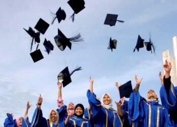 MELIHAT kejayaan pelajar memakai jubah graduasi antara kenangan manis sepanjang bergelar pensyarah.