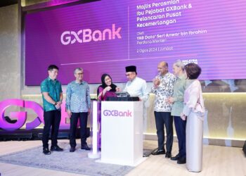 ANWAR Ibrahim merasmikan ibu pejabat GXBank dan pelancaran Pusat Kecemerlangan GXBank di sini hari ini. - SHIDDIQIEN ZON