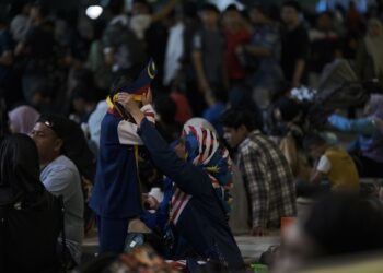 ORANG ramai melibatkan pelbagai kaum serta lapisan umur mula berkampung di Dataran Putrajaya, Presint 3, di sini sejak awal pagi bagi menyambut Hari Kebangsaan ke-67. - UTUSAN/FAIZ ALIF ZUBIR