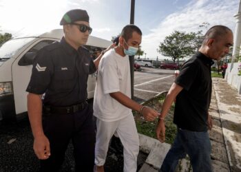 HAFIZUL Hawari yang didakwa cuba membunuh isterinya dan mencederakan pengawal peribadi mangsa di KLIA tiba di Mahkamah Sesyen Sepang, Selangor. - UTUSAN/FAISOL MUSTAFA