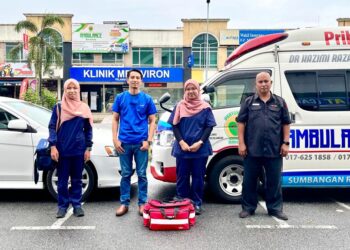 DR. Mohammed Hazimi Abdul Razak (dua kiri) bersama pembantu Ambulans Prihatin memberi khidmat kepada pesakit terlantar pelbagai kaum.