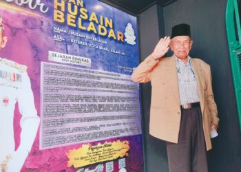 HUSAIN Beladar bergambar di hadapan pintu masuk galeri memoirnya di Muzium Penjara, Banda Hilir, Melaka. –  UTUSAN/MUHAMMAD SHAHIZAM TAZALI