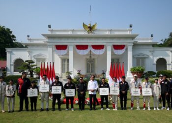 Pemenang pingat emas Indonesia di Sukan Olimpik Paris 2024, Veddriq Leonardo (empat dari kanan) dan Rizki Juniansyah (lima dari kanan) bergambar bersama presiden negara itu, Joko Widodo (tengah) selepas menerima anugerah di Istana Merdeka, Jakarta hari ini. - AFP