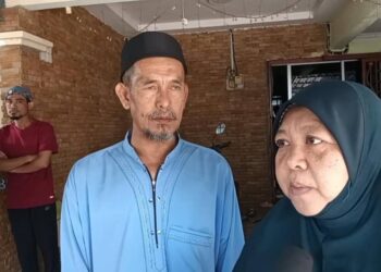 SALEHA Ya dan suami, Ahmad Rozi Latimin serta menantunya, Mohd. Yusof Mokhtar (belakang) ditemui di Kota Masai, Pasir Gudang.